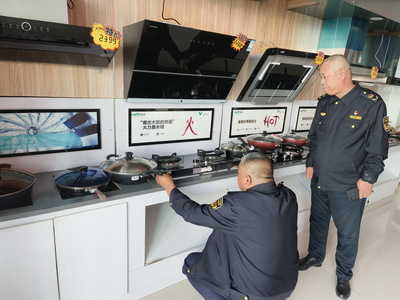 新巴爾虎左旗市場(chǎng)監(jiān)督管理局開(kāi)展燃?xì)庠罹呒傲闩浼ｍ?xiàng)檢查，筑牢家用電器安全防線